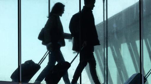 Pasajero intenta abrir la puerta de un avión en vuelo