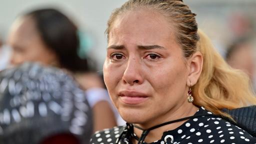 Familiares y compañeros lloras por la muerte de los cuatro niños