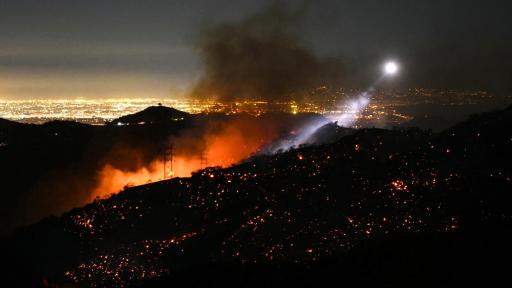 Fuertes vientos amenazan con expandir los incendios en Los Ángeles