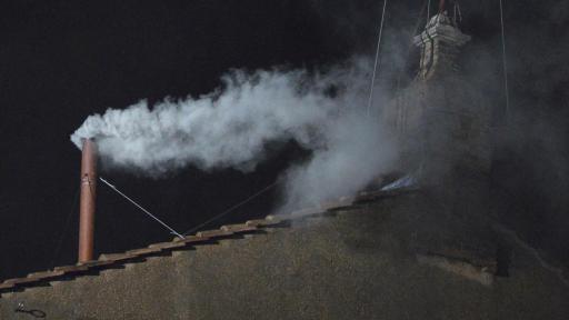 Por qué sale humo blanco para escoger al nuevo papa