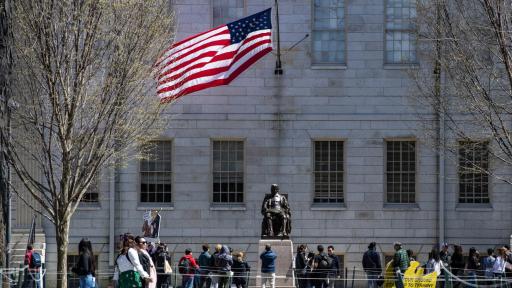 Harvard demanda a Donald Trump