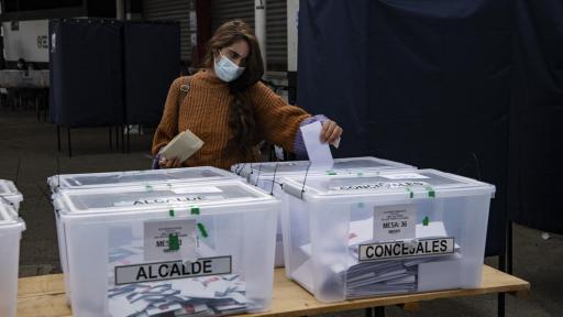Elección de constituyentes en Chile cierra con 43 % de participación, menor al plebiscito