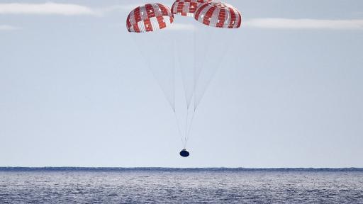 Cápsula Orión de la NASA ameriza tras viaje alrededor de la Luna