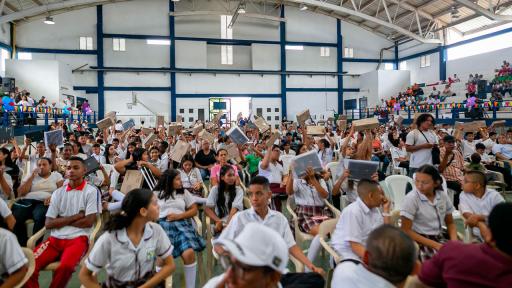 El Ministerio TIC potencia la educación de niños y niñas de Caucasia Antioquia, con la entrega de computadores