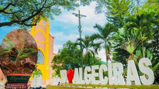 Algeciras: niños le huyen a la guerra pasando el tiempo en zancos