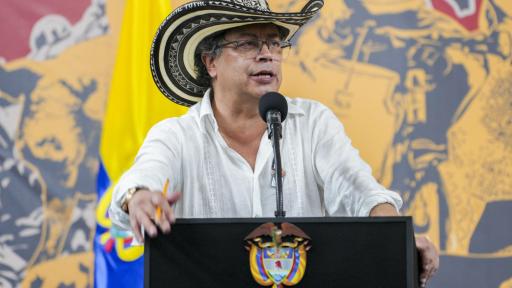 Petro propone a Mancuso finalizar proceso de paz de Álvaro Uribe