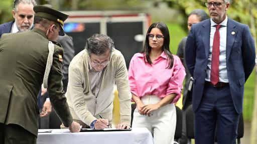 Presidente Petro firmando la Ley de Salud Mental