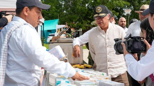 Presidente Petro entregando maquinaria a los campesinos.