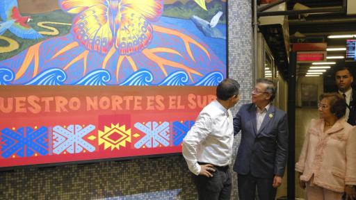 Gustavo Petro presentó el mural del artista 'Guache' en el Metro subterráneo de Chile