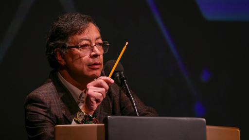 Gustavo Petro critica gobernanza paramilitar y cuestiona a Uribe y Duque en discurso sobre el Estado Social de Derecho