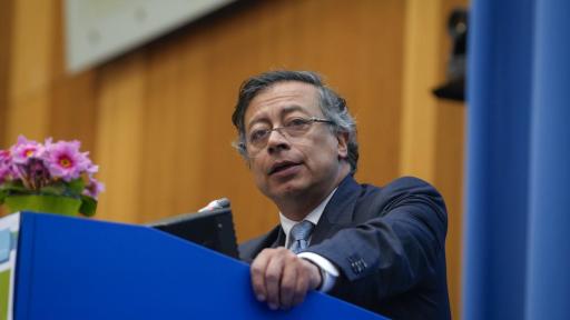 Petro respalda salario vital tras apoyo de la Defensoría