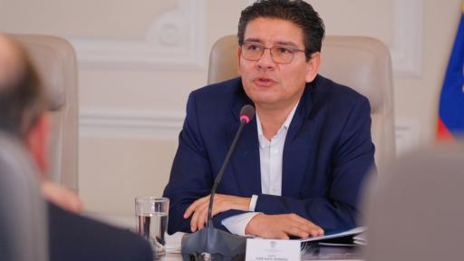 El diario aclaró que los datos sobre ingresos, bienes y obligaciones no corresponden al funcionario, sino a varios homónimos, presentándolos como si fueran una sola persona. 