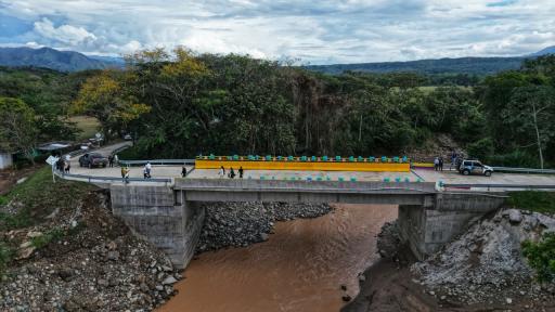 Entregan puente en Amoyá que impulsa la conectividad en Chaparral