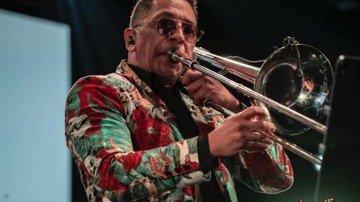 Los 65 años de Alberto Barros, un profeta lejos de su tierra