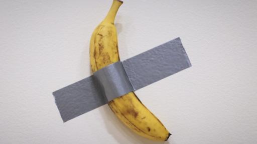 La polémica banana pegada a la pared fue vendida por USD 6,2 millones