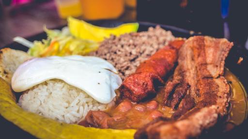 Historia de la bandeja paisa, plato típico de Antioquia 