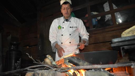 Aníbal Criollo, chef indígena quillasinga en su cocina tradicional