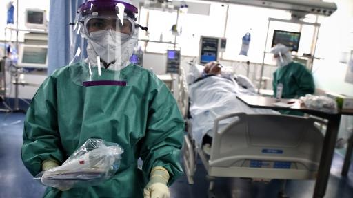 Personal médico atiende a paciente con Covid-19