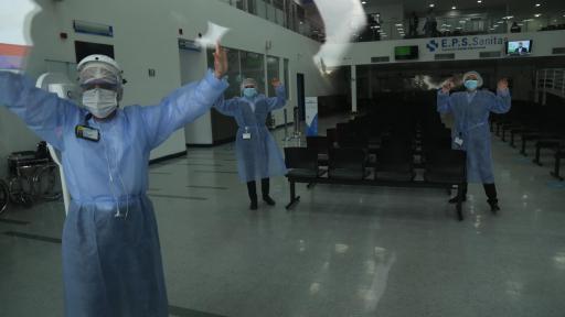  Protestan frente a la sede de la EPS Sanitas.