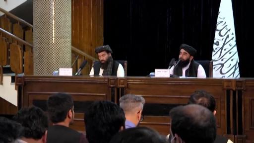 Talibanes prohíben a las mujeres ir a la universidad en Afganistán