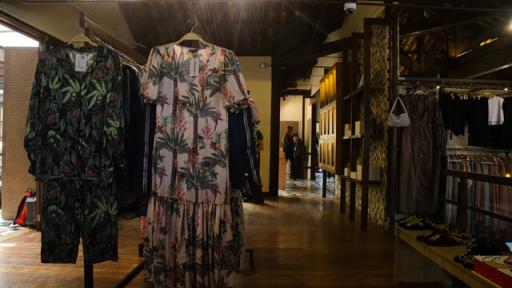 Firman decreto que le impone arancel del 40% a prendas importadas