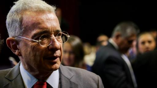 Tribunal de Bogotá decidirá sobre caso de Uribe por soborno y fraude procesal.