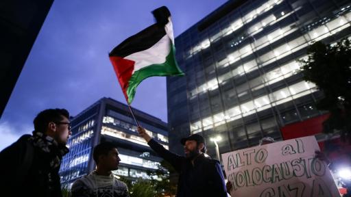 En Colombia, manifestantes piden liberación de Palestina.