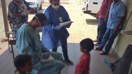 Unidad Móvil del ICBF y el equipo de Defensoría de Familia evalúa el estado de desnutriciones de los menores de edad.