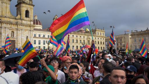 Personas LGBT marchando por las calles de Bogotá. 