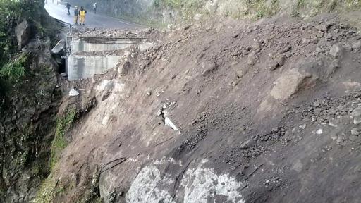 Vía Panamericana cerrada en Nariño por desprendimiento de roca