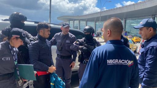 Expolicía ecuatoriano buscado por feminicidio fue expulsado de Colombia