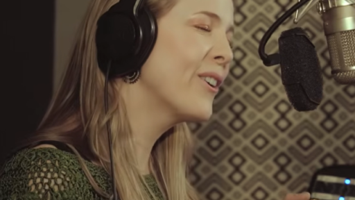 Miércoles de descarga: “A unos ojos”, Katie James