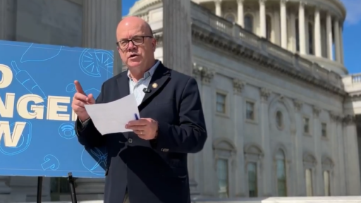 Congresista demócrata Jim McGovern critica ataques de Trump en aguas internacionales 