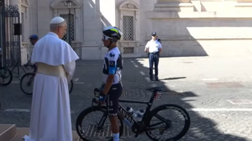 Nairo Quintana saludó al papa León XIV en el Vaticano durante el Giro de Italia 2025