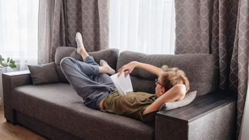 Demasiado TikTok es malo para el cerebro: los beneficios de cambiarlo por un libro