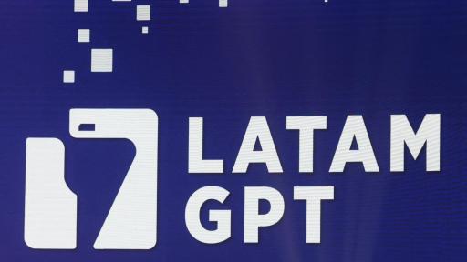El logotipo de la plataforma Latam-GPT se ve durante su ceremonia de lanzamiento en Santiago el 10 de febrero de 2026. Chile lanzó el 10 de febrero Latam-GPT, un proyecto destinado a dotar a América Latina de su propio modelo de inteligencia artificial, en un sector dominado por grupos estadounidenses y con el objetivo de limitar ciertos sesgos observados en los sistemas actuales.