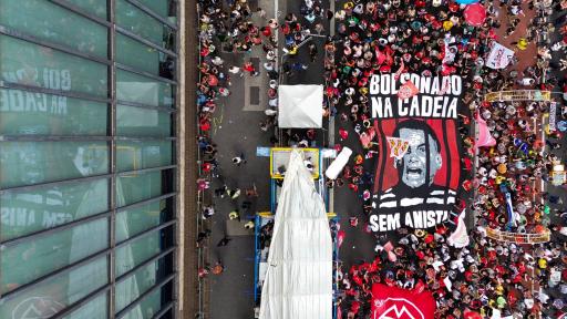Condena a Jair Bolsonaro: Manifestantes en Brasil marchan 