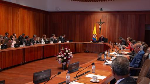 Esta decisión buscar proteger a una madre y sus hijas en riesgo, exige retirar publicaciones y refuerza el deber de plataformas de prevenir discursos de odio y revictimización.