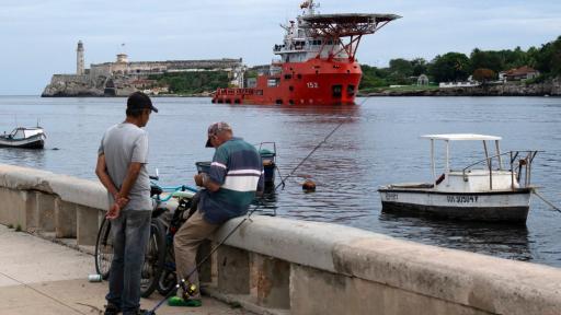 El buque de la Armada colombiana ARC Caribe llega a La Habana con ayuda humanitaria.