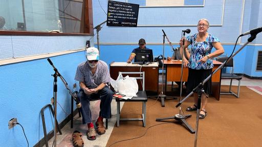 Cubanos escuchan radionovelas en la actualidad