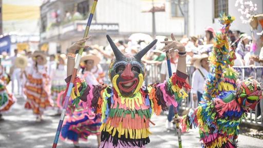 Reinas,matachines y carrozas adornan las calles de Ibagué durante la celebración del San Juan