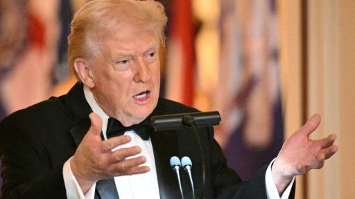 El presidente de los Estados Unidos, Donald Trump, habla durante una cena con los gobernadores estatales en el Salón Este de la Casa Blanca en Washington, D.C., el 21 de febrero de 2026. AFP