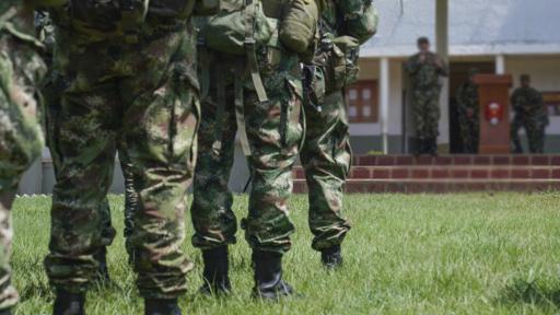 Militares activos en negociaciones con grupos ilegales