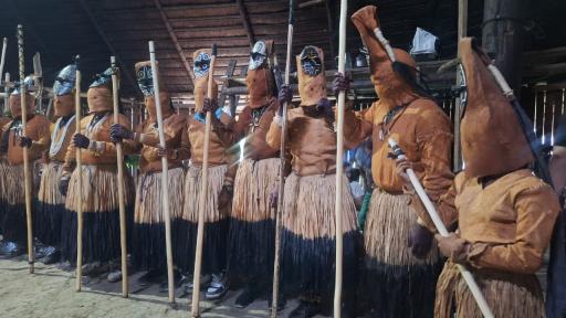 En la Maloca Capiul de Leticia, comunidades indígenas urbanas preservan esta ceremonia con cantos, máscaras y danzas que invocan espíritus y fortalecen la identidad cultural.