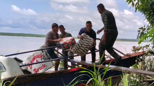 Embarcación peruana naufraga en el río Amazonas y recibe apoyo policial