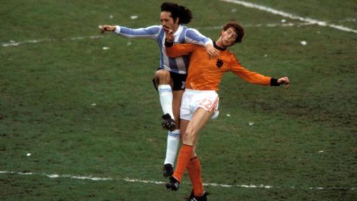 El defensa de Países Bajos marcó un hito en el Mundial de Argentina-78: el único jugador en marcar un autogol y un gol en un mismo partido de una cita orbital. 