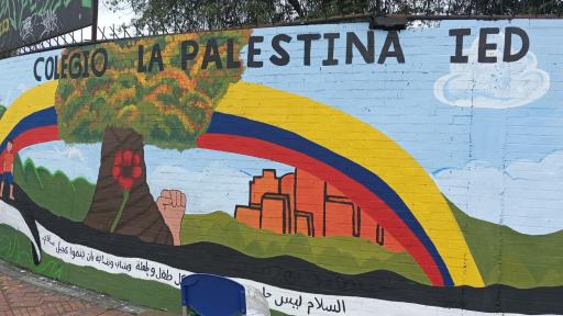 Estudiantes en Bogotá pintan mural por Gaza