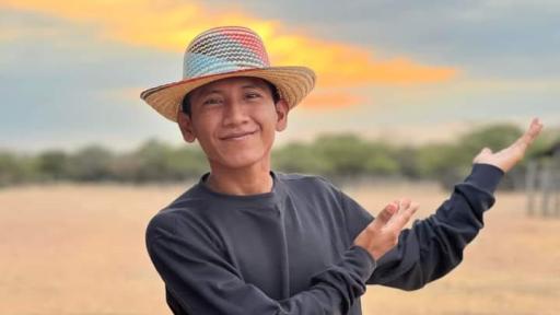 joven wayuu poliglota: Joander González