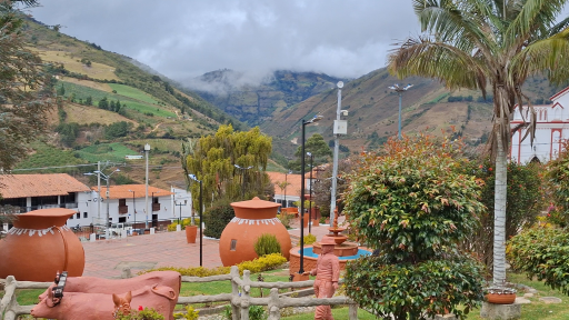 Entre montañas de Norte de Santander, el municipio combina tradición alfarera, riqueza natural y turismo responsable como motor de desarrollo local. 