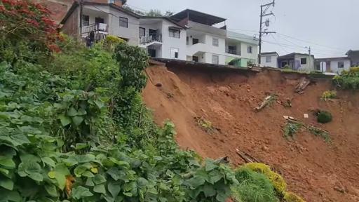 Deslizamiento en Granada, Antioquia: familias evacuadas y vía bloqueada